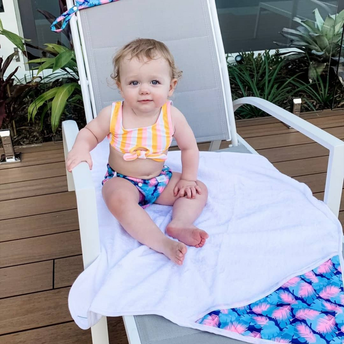 Large Feather Swim Nappy: Make a splash with our large feather swim nappy, designed for comfort and style! Featuring a trendy feather print, this swim nappy provides excellent leak-proof protection and absorbency for pool days and beach outings. Crafted from soft, eco-friendly materials, it ensures a secure fit for toddlers weighing 13.5kg and up while allowing freedom of movement. Reusable and durable, this swim nappy is the perfect choice for eco-conscious parents.